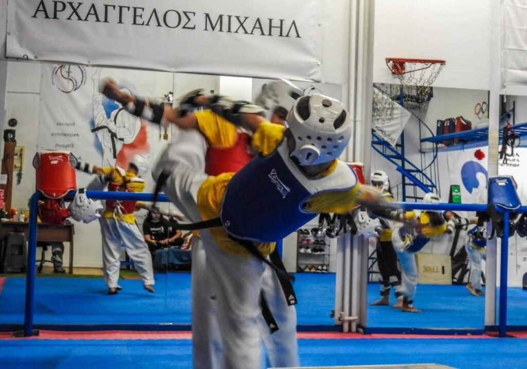 Αθλητής εκτελεί λάκτισμα στην προπόνηση Tae Kwon Do