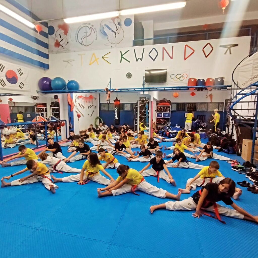 Παιδικό τμήμα κάνει διατάσεις στην προπόνηση